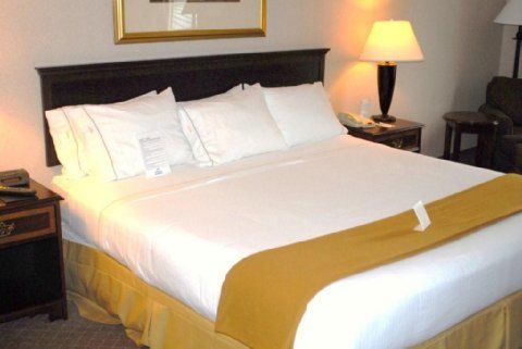 Holiday Inn Express Вотербері Екстер'єр фото