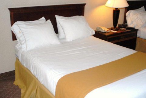 Holiday Inn Express Вотербері Екстер'єр фото